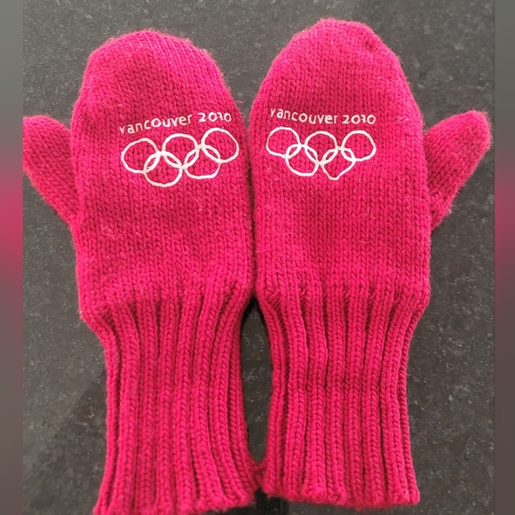 2010 Vancouver Olympics Red Mittens - Picture 1 of 7